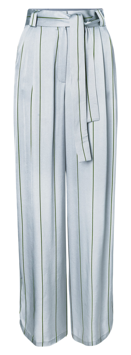 Burda Schnittmuster 5718 Damen Marlenehose mit Hüftpassentaschen & Shorts mit tiefen Taschen