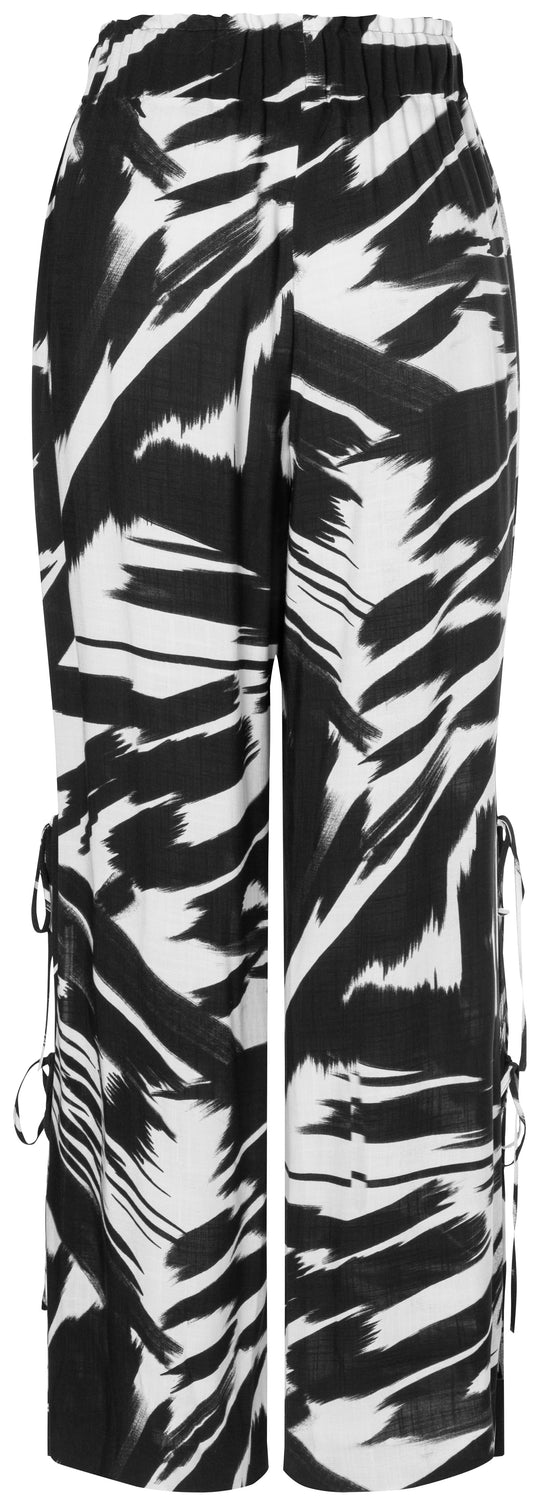 Burda Schnittmuster 5743 Damen Hosen mit hohen Seitenschlitzen, Bindeband & Cargo-Pants mit XL-Taschen und Streifenband
