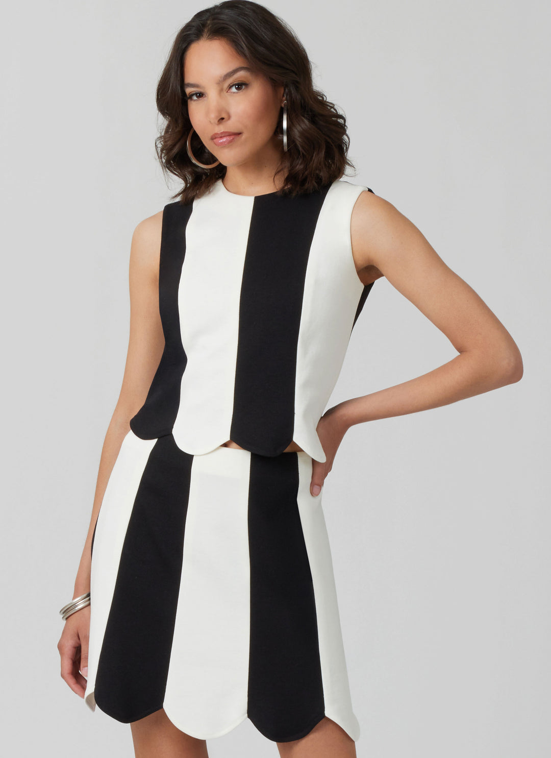 McCall’s Schnittmuster M8610 – Tailliertes Damen-Oberteil & Rock mit Wellen-Saum – modern, feminin & figurschmeichelnd