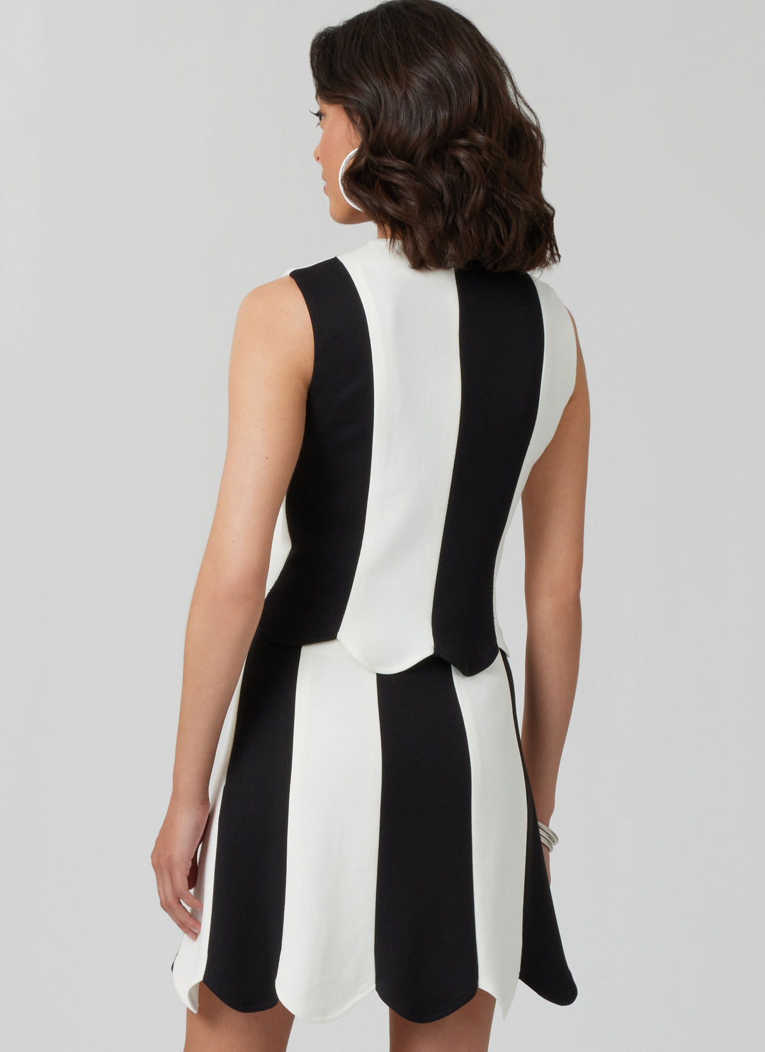 McCall’s Schnittmuster M8610 – Tailliertes Damen-Oberteil & Rock mit Wellen-Saum – modern, feminin & figurschmeichelnd