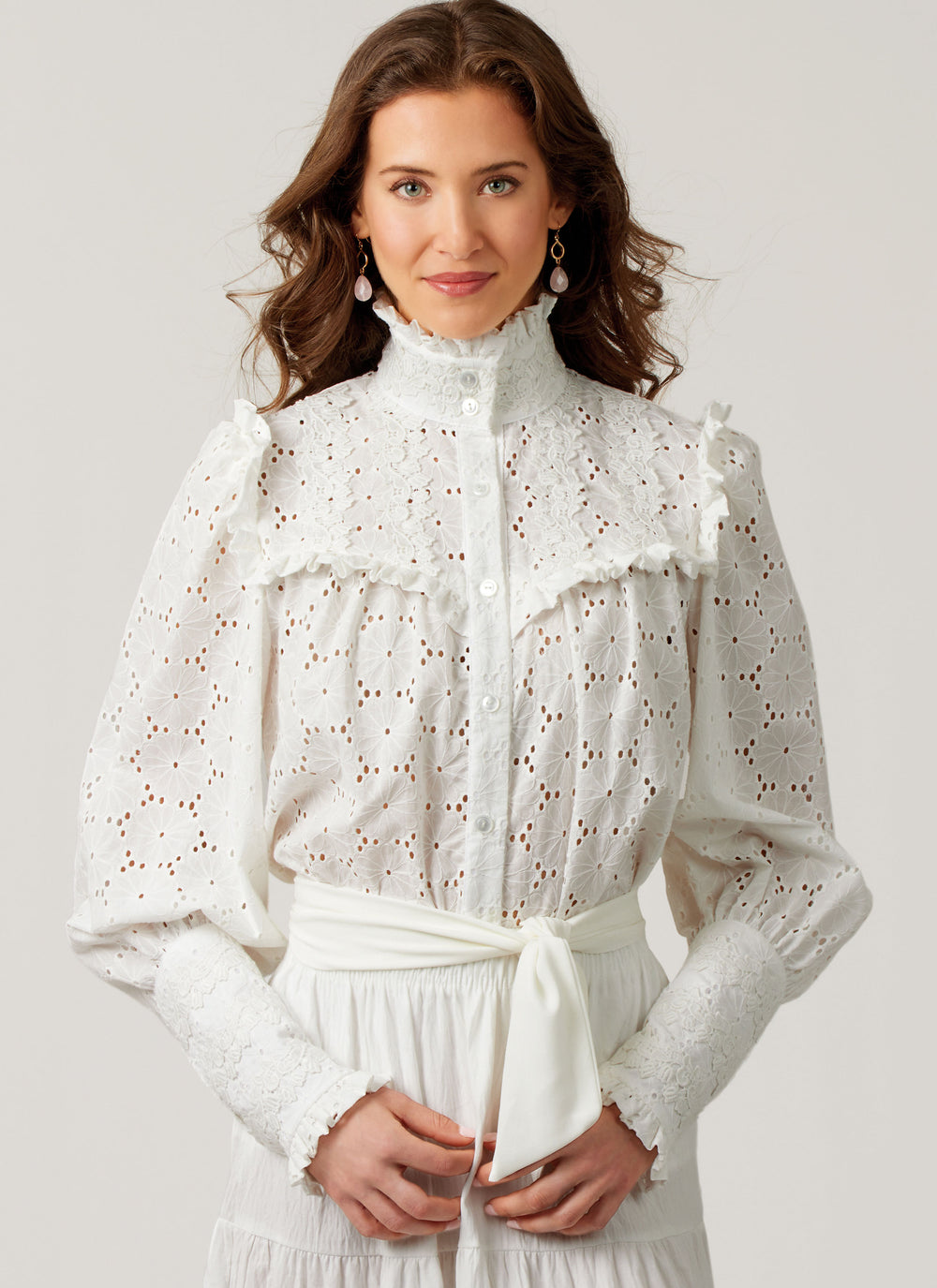 McCall’s Schnittmuster M8620 – Laura Ashley Damenblusen im romantischen 80’s Vintage-Stil mit Rüschen & Spitzenbesatz