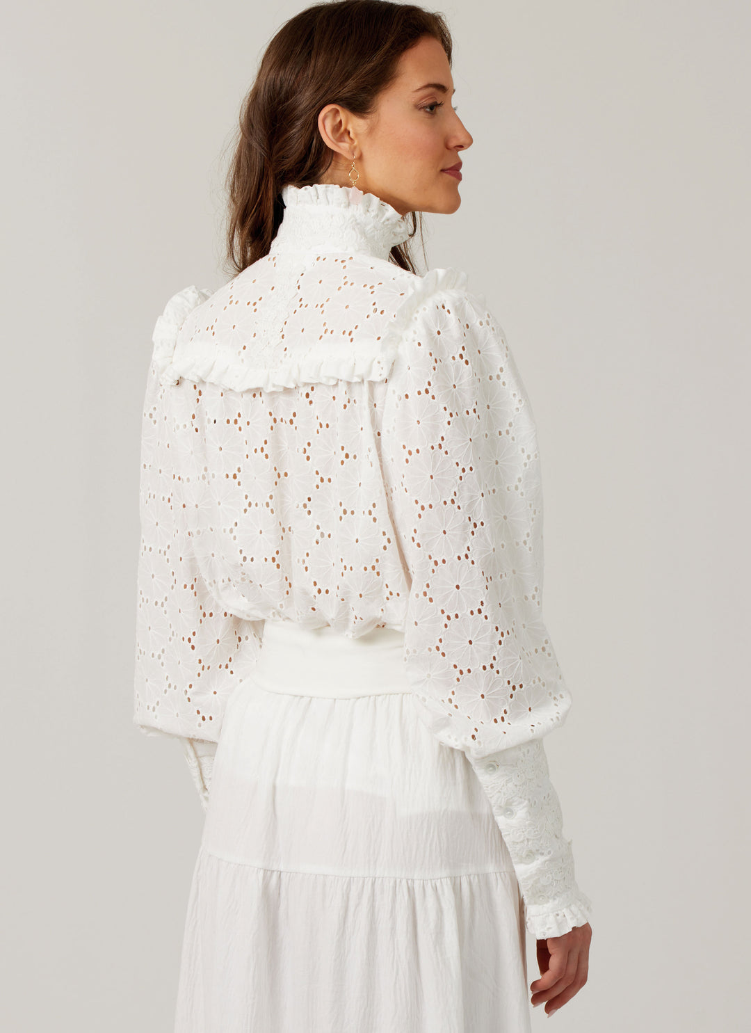 McCall’s Schnittmuster M8620 – Laura Ashley Damenblusen im romantischen 80’s Vintage-Stil mit Rüschen & Spitzenbesatz