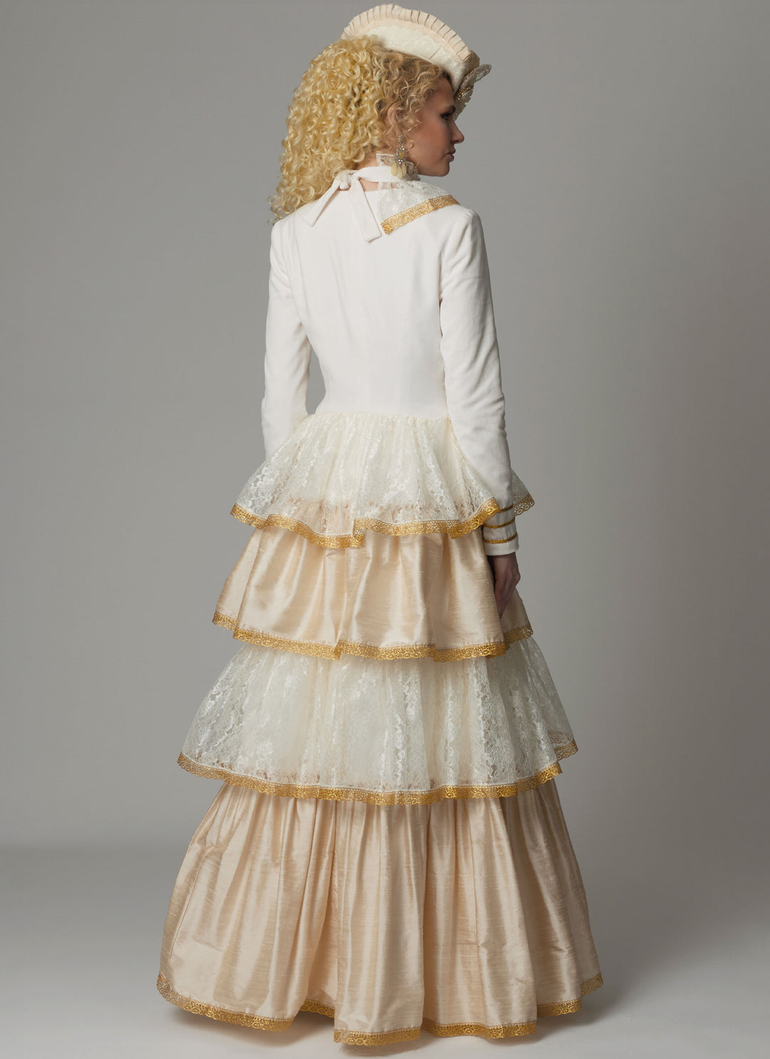 McCall’s Schnittmuster M8623 – Damenkostüm im viktorianischen Stil mit Rüschen & Spitze (19 Jhdt.)