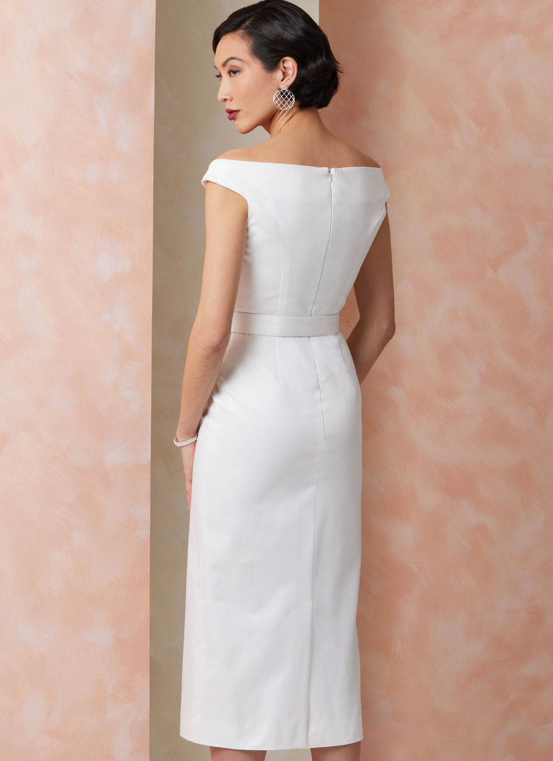Vogue Schnittmuster  V2105 Kleid für Damen mit zierlichen Linien und Gürtel