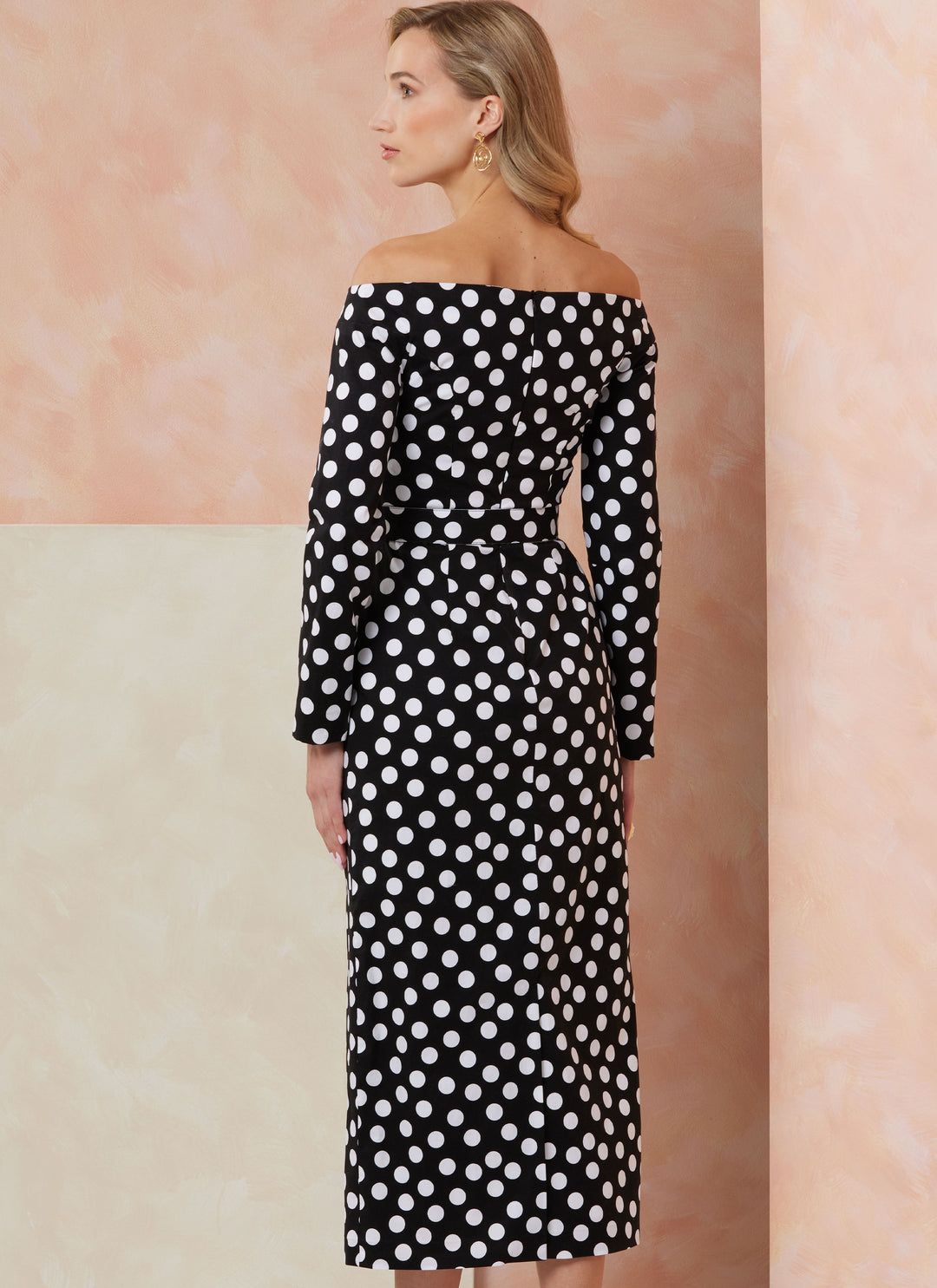 Vogue Schnittmuster  V2105 Kleid für Damen mit zierlichen Linien und Gürtel