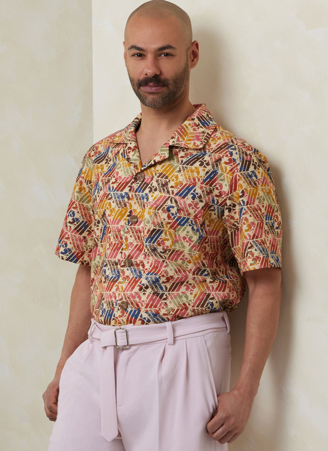 Vogue Schnittmuster  V2120 Herrenhemd mit Ärmelvariationen, Shorts, Hose und Gürtel