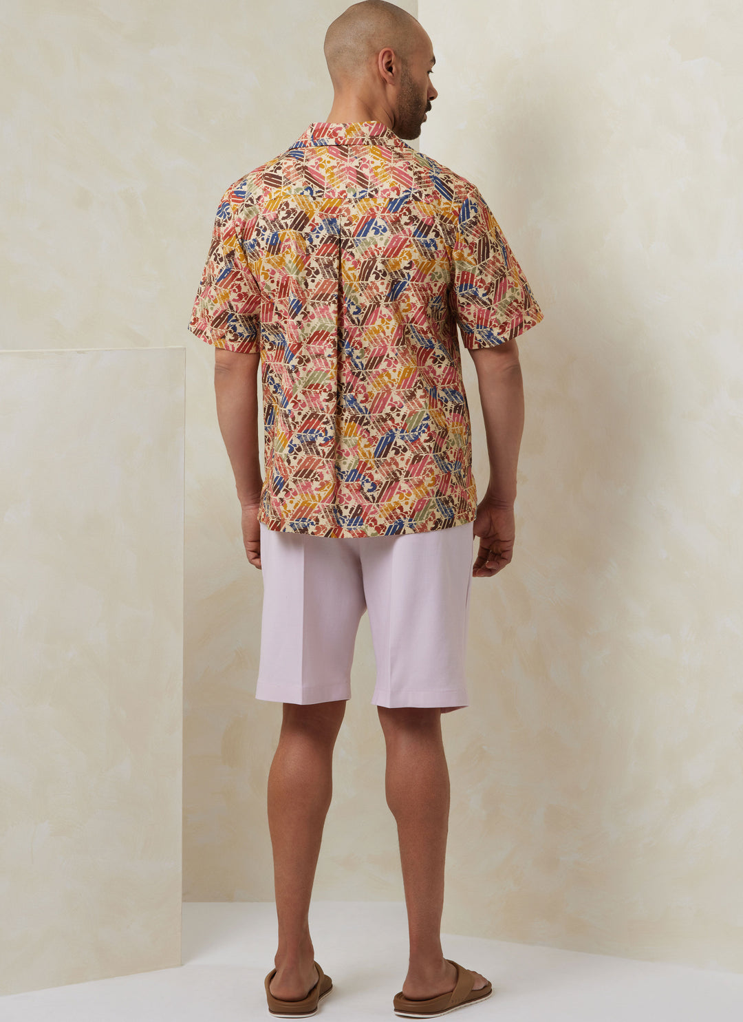 Vogue Schnittmuster  V2120 Herrenhemd mit Ärmelvariationen, Shorts, Hose und Gürtel