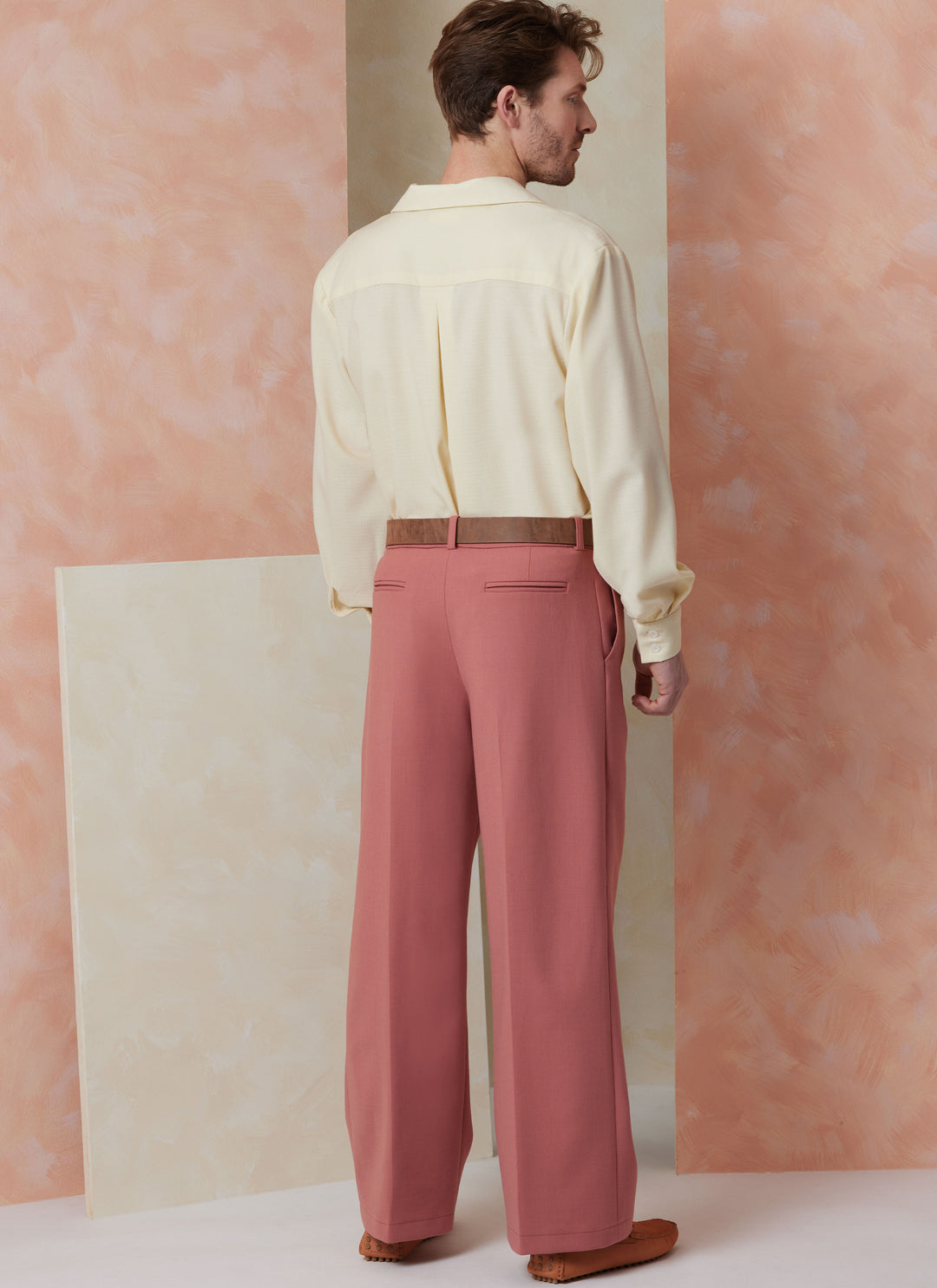 Vogue Schnittmuster  V2120 Herrenhemd mit Ärmelvariationen, Shorts, Hose und Gürtel