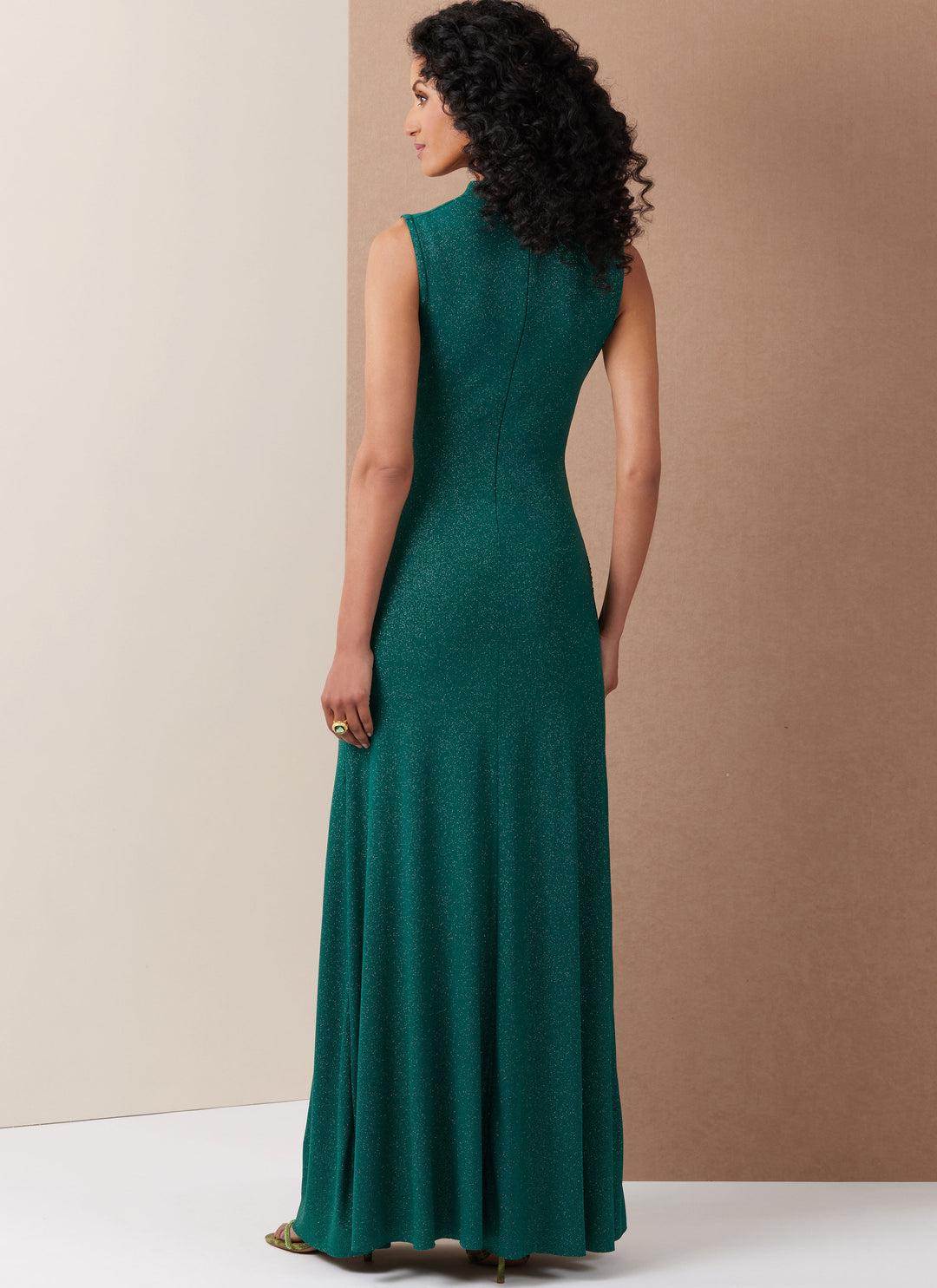 Vogue Schnittmuster V2128 Strickkleid für Damen mit Rüschen und verschiedenen Ärmelvarianten