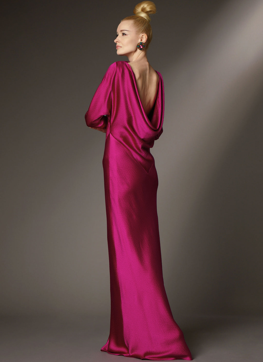 Vogue Schnittmuster V2129 Schräg geschnittenes langes Kleid für Damen von Tom und Linda Platt