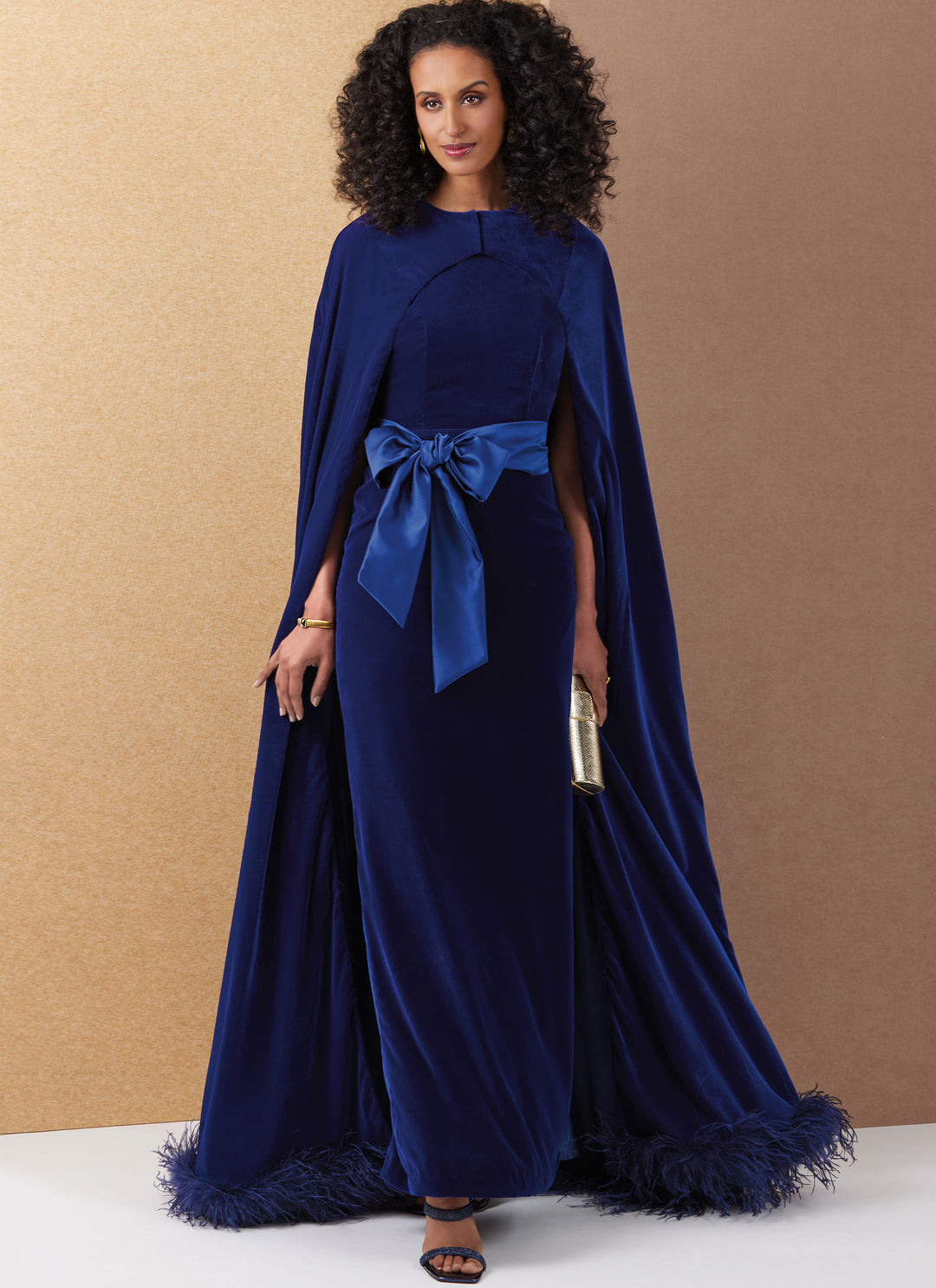 Vogue Schnittmuster V2132 Langes Cape und Kleid mit Schärpe für Damen
