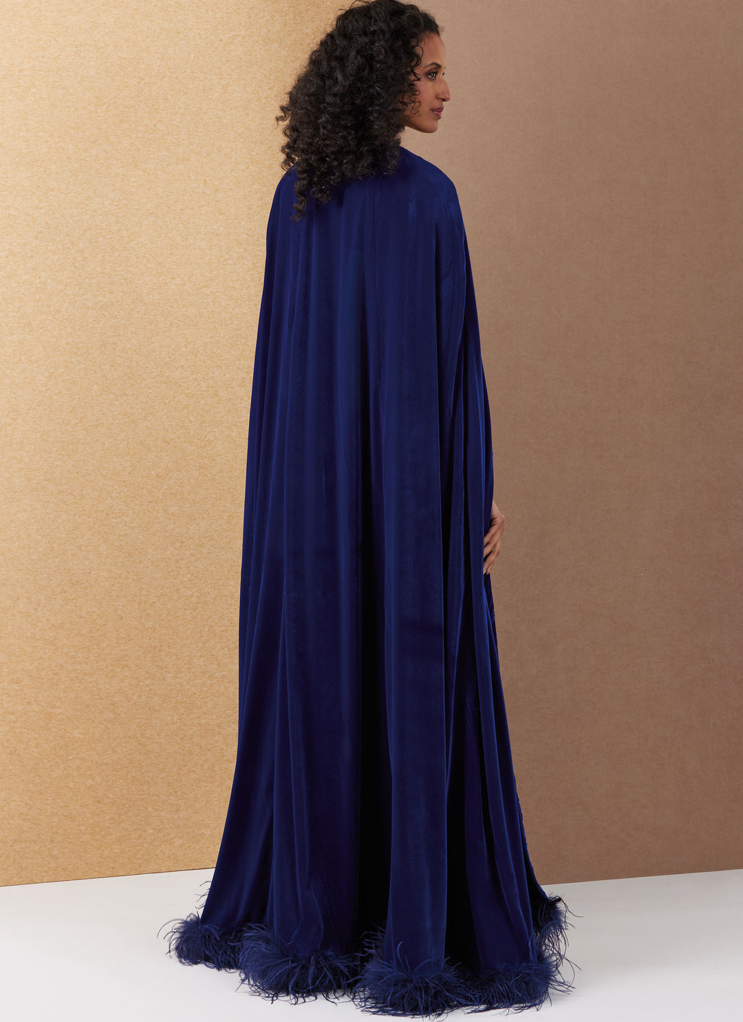 Vogue Schnittmuster V2132 Langes Cape und Kleid mit Schärpe für Damen