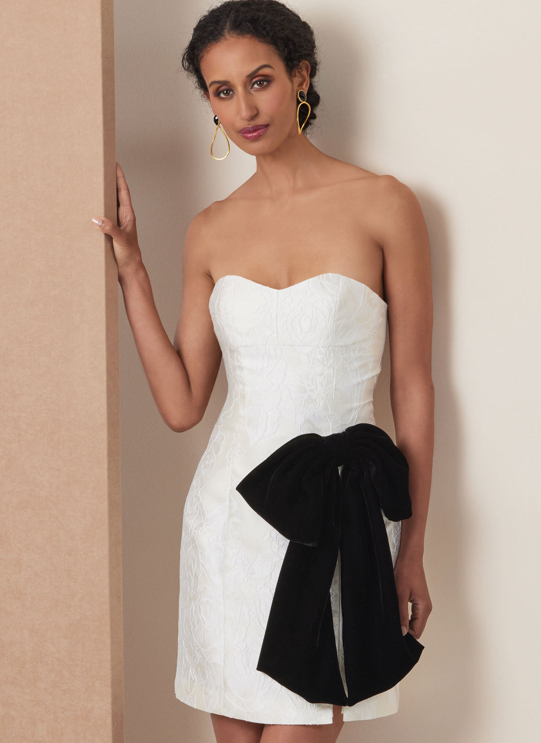 Vogue Schnittmuster V2133 Kurzes Cape und tailliertes Kleid mit abnehmbarer Schleife für Damen