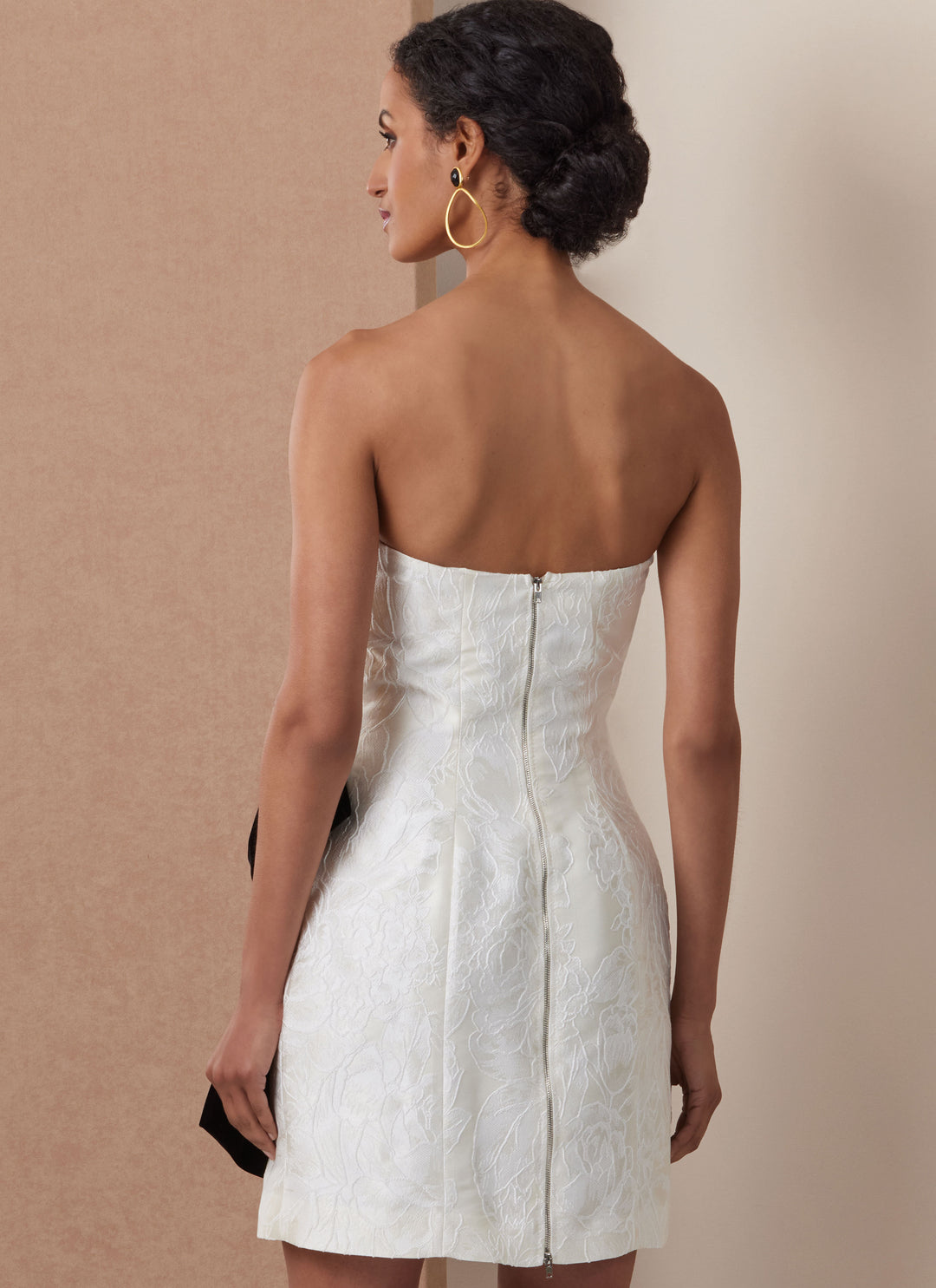 Vogue Schnittmuster V2133 Kurzes Cape und tailliertes Kleid mit abnehmbarer Schleife für Damen